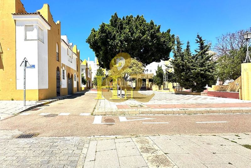 Foto 028b6643-d1ca-41fa-a1dc-ce8df2ef1923. Casa adossada amb aparcament a Centro-Calzada-Cabo Noval Sanlúcar de Barrameda