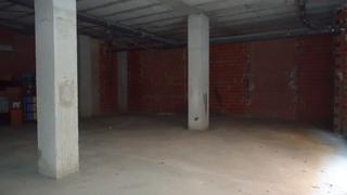 Lloguer Local Comercial  Carrer casimiro barello morello. Local espacioso perfecto para garaje o almacén.