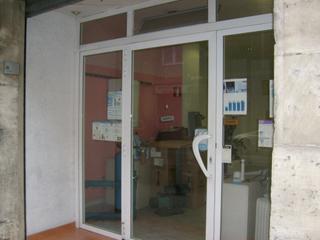 Location Local commercial  Carrer na saurina d'entença. Local en zona comercial entenza