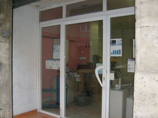 Rent Business premise  Carrer na saurina d'entença. Local en zona comercial entenza