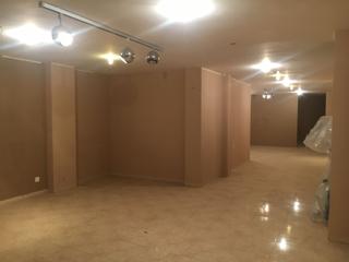 Lloguer Local Comercial  Plaça del centenari. Local situado en plaza transcurrida