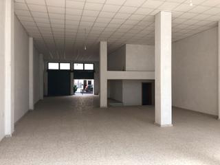 Location Local commercial  Carrer el camí. Local comercial en zona alta con transito