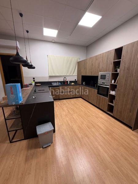 Foto 7cd012c0-1e29-4321-b132-3d4e920f0317. Local comercial amb calefacció a Zona Nord Alcoi