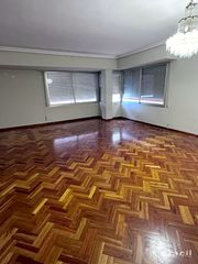 Etagenwohnung in Carrer mestre espí 14. Amplio piso de 4 habitaciones con garaje y trastero