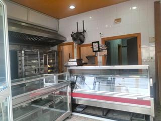 Business premise in Centro. Local comercial en puerto real