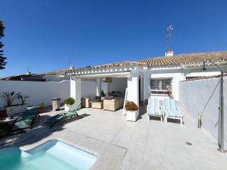 Casa aparellada en Calle salinas las 24. Pareado con piscina  a pocos minutos de la playa.