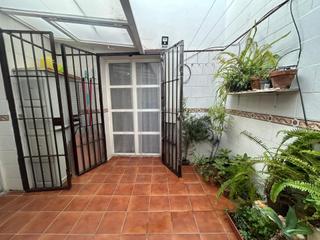 Casa a schiera in Núcleo urbano. Casa con garaje  en pleno corazona de chiclana