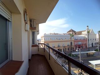 Pis a Hornos Púnicos. Magnífico piso de 4 dormitorios con terraza y vistas a la plaza