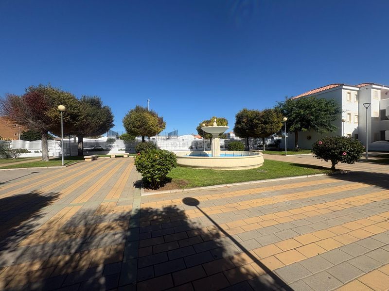 Foto 1f671367-26b5-4d5a-8829-55f217227c3e. Alquiler piso alquiler piso en urb. pinar de la almadraba temporada escolar en Rota