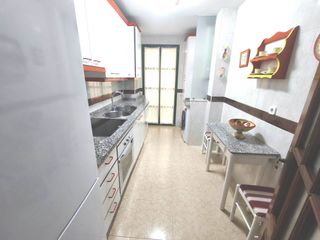 Rent Flat in Ciudad Jardín - Zoco. Gran piso amueblado y ventilado en urbanización con piscina y zo