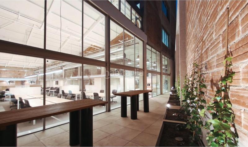 Foto d09a12e7-3c08-4a6a-b7d7-40ed088260b3. Edificio in Provençals del Poblenou Barcelona