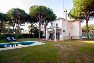 Xalet a Novo Sancti Petri. Chalet independiente con piscina y vistas al golf  loma sanctipe