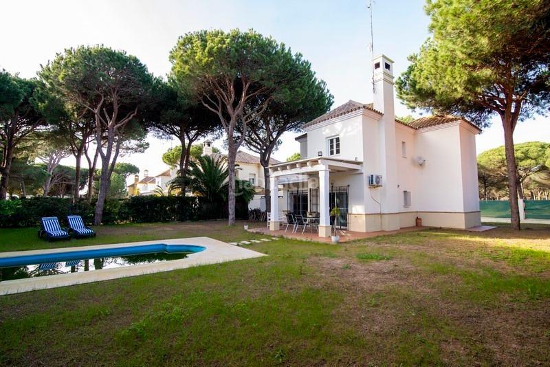 Foto c6b906da-0c03-4f68-8ce4-cda05453340c. Xalet amb aparcament piscina a Novo Sancti Petri Chiclana de la Frontera