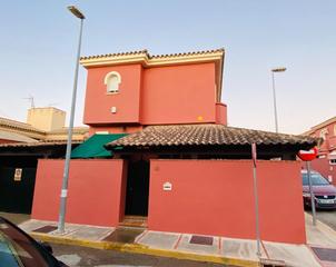 Maison jumelée à Núcleo urbano. Adosado en el mayorazgo