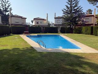 Maison jumelée à Novo Sancti Petri. Vivienda en venta situada en el novo sancti petri, calle octavio