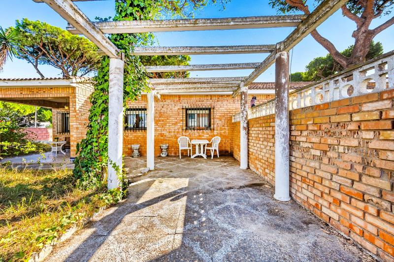 Foto d8fcb4a4-bba8-4771-ab08-088f7c4e18a4. Chalet avec parking dans La Barrosa Chiclana de la Frontera