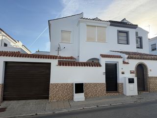 Casa adossada a Núcleo urbano. Unifamiliar adosada en la zona del mayorazgo