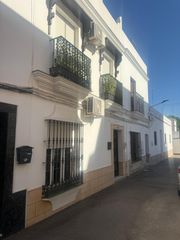 Casa in Núcleo urbano. Casa mayorazgo frente al parque de santa ana