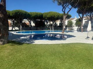 Appartement in La Barrosa. Apartamento coto la campa a 900 metros de la playa.