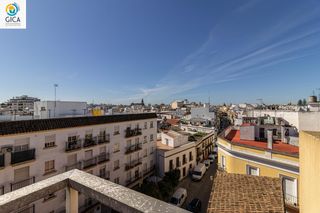 Flat in Barriada España - San Pedro. Gran piso de 150m2 con terraza y orientación sur  calle arcos ce