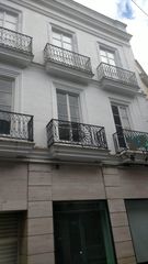 Casa a Centro. A un minuto de calle larga magnífica casa con local comercial y