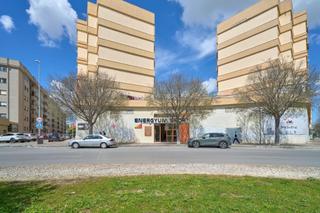 Local commercial  Calle san marino. Magnífico local con extraordinaria situación en glorieta de los