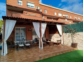 Casa adossada a Carrer penedès 48. Casa adosada esquinera en amplia parcela