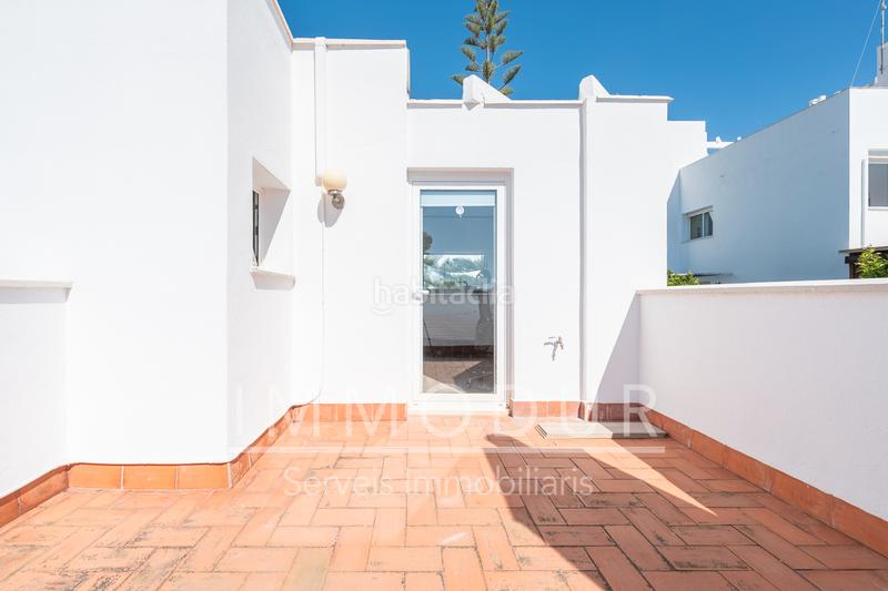 Foto 11764022-9bbf-4ad2-8541-cc380db6a886. Casa adosada en carrer raconada 6 Bellamar bajo con jardín y piscina privada en Castelldefels