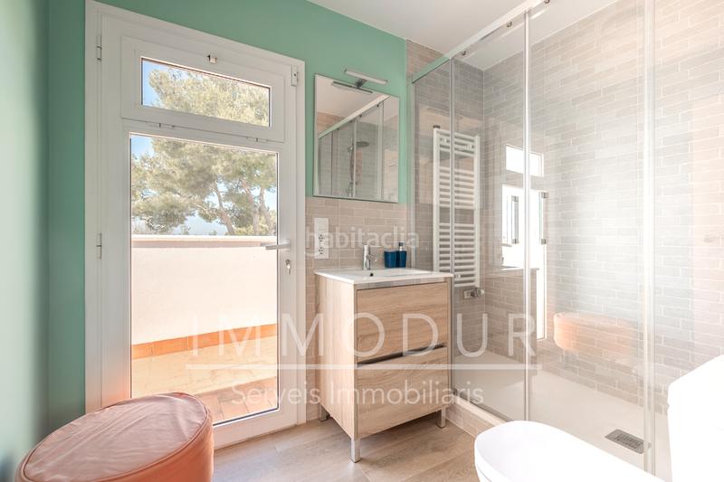 Foto 4e4fd490-e6b6-43d7-b557-7a378dba9aa1. Casa adosada en carrer raconada 6 Bellamar bajo con jardín y piscina privada en Castelldefels