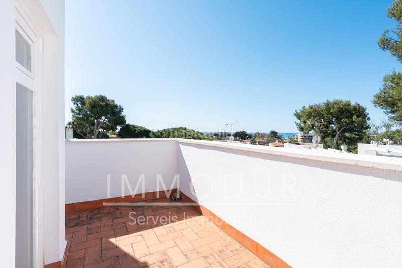 Foto 50eb27f7-d1be-4e4d-90ea-8c4a770fca8e. Casa adosada en carrer raconada 6 Bellamar bajo con jardín y piscina privada en Castelldefels