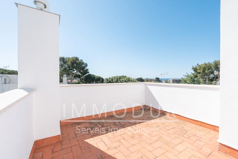Foto 6fed1d2f-f07f-43a8-a17d-668fc462a9b3. Casa adosada en carrer raconada 6 Bellamar bajo con jardín y piscina privada en Castelldefels