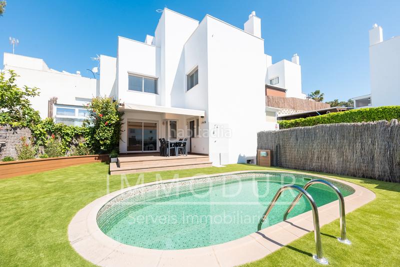 Foto 9594b1c4-5467-4f77-bde1-84640f9f5afd. Casa adosada en carrer raconada 6 Bellamar bajo con jardín y piscina privada en Castelldefels