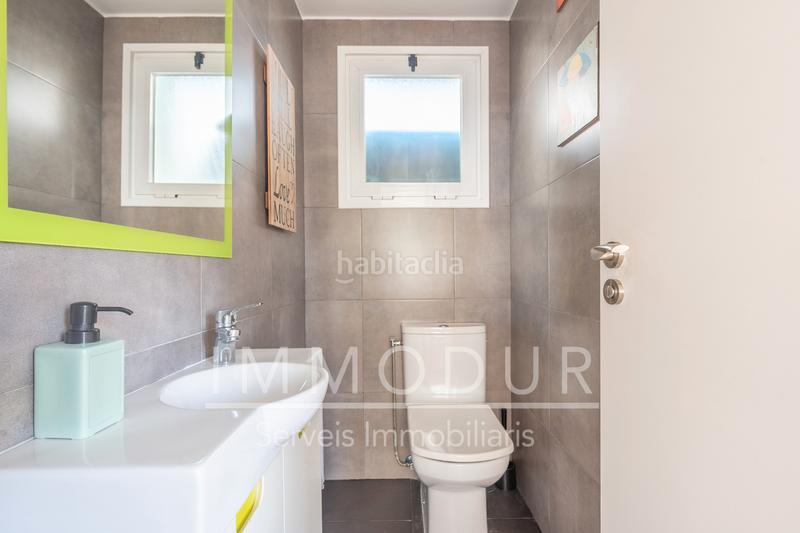 Foto ac69b5da-eef5-47b6-9fef-75f84100ec4e. Casa adosada en carrer raconada 6 Bellamar bajo con jardín y piscina privada en Castelldefels