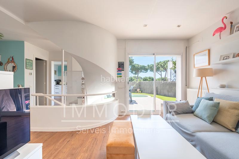 Foto d2587e56-f05e-410a-a308-c2cf50608a37. Casa adosada en carrer raconada 6 Bellamar bajo con jardín y piscina privada en Castelldefels