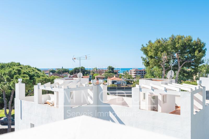 Foto d6723472-c6a1-4053-a13c-02cb4f9eb233. Casa adosada en carrer raconada 6 Bellamar bajo con jardín y piscina privada en Castelldefels
