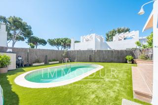 Maison jumelée à Carrer raconada 6. Bellamar bajo con jardín y piscina privada