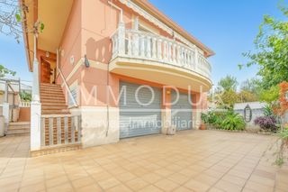 Xalet a Avinguda sis camins 32. Fantastica casa independiente en vilanova i la geltru