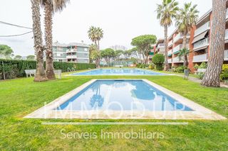 Appartamento in Gava Mar. Piso en gava mar en zona comunitaria con parking y piscina