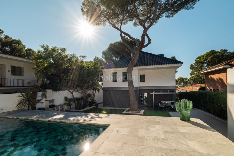 Foto 582c0f4b-4f71-4f24-8b16-5f3f03245e70. Casa amb xemeneia calefacció aparcament piscina a Castelldefels