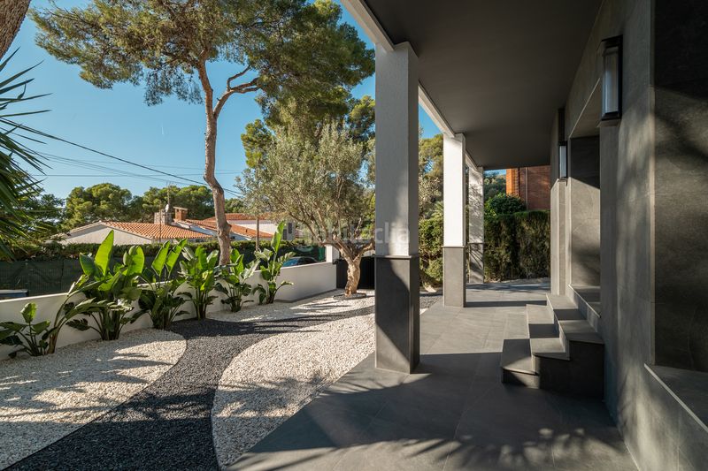 Foto b5ab8a3d-61c5-42fa-a333-3f81f0c071a8. Casa amb xemeneia calefacció aparcament piscina a Castelldefels