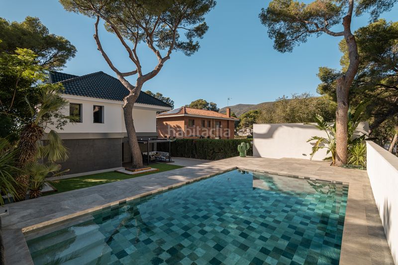 Foto f4c7cead-9f81-4c27-b753-8ef3a4da5e4b. Casa amb xemeneia calefacció aparcament piscina a Castelldefels
