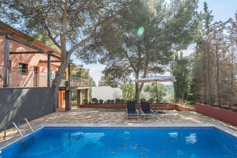Foto 24929128-4254-417f-8855-1b854c9af034. Casa amb calefacció aparcament piscina a Montmar Castelldefels