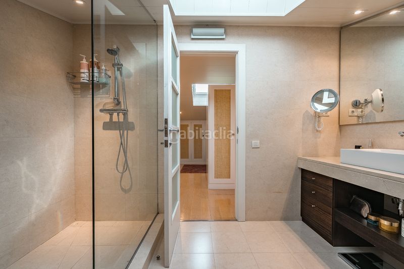 Foto f414f2f4-eb9a-40c7-9010-ffc2a50fe480. Casa amb calefacció aparcament piscina a Montmar Castelldefels