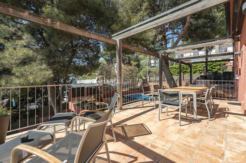 Foto f8a6c3c8-d5fb-4c4f-b7cd-5188f3a71b73. Casa amb calefacció aparcament piscina a Montmar Castelldefels