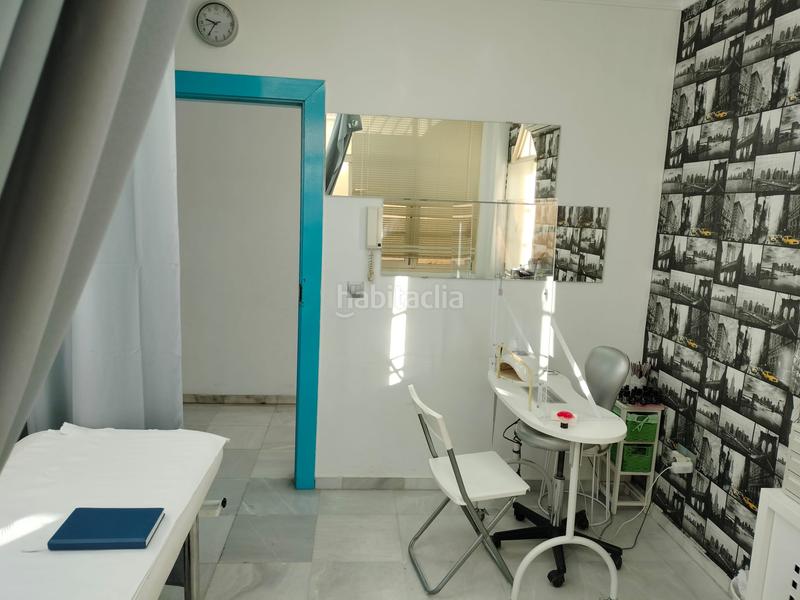 Foto 6d5d7c2f-befc-476d-add2-1c07a5e42fb2. Local comercial oficina en avenida lopez de rueda en Málaga