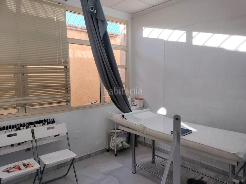 Foto c96d7656-b7f4-4398-b1b1-e55df1cc204f. Local comercial oficina en avenida lopez de rueda en Málaga