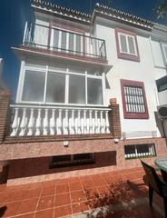 Casa pareada en Calle lope de rueda 88. Chalet pareado a escasos metros avenida principal