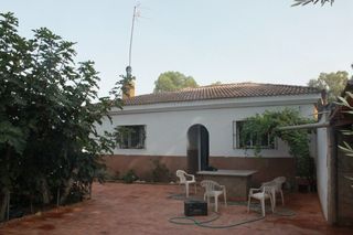 House in San Martín del Tesorillo. Se vende finca rustica con piscina y vivienda de 90 m2 a un paso