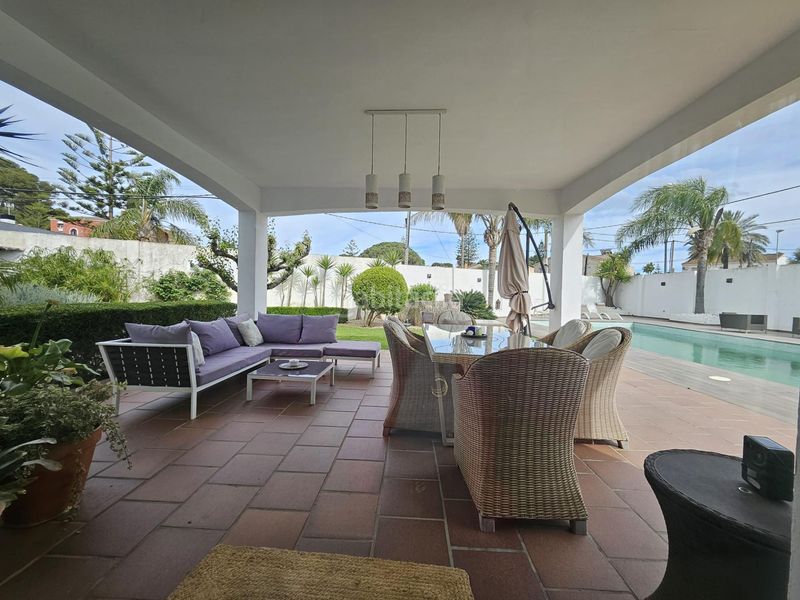 Foto 6e87df7d-7ac5-4f0b-a2f5-8f8f4f50dd95. Chalet con piscina in Los Pinos Algeciras