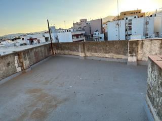 Haus in Casco Antiguo. En venta casa con local comercial en la calle general castaños